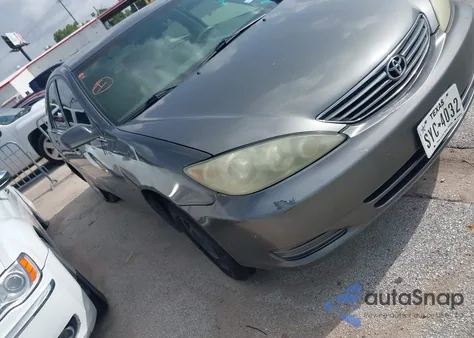 2005 Toyota Camry Le z USA, uszkodzony, nr VIN 4T1BE32K65U611236